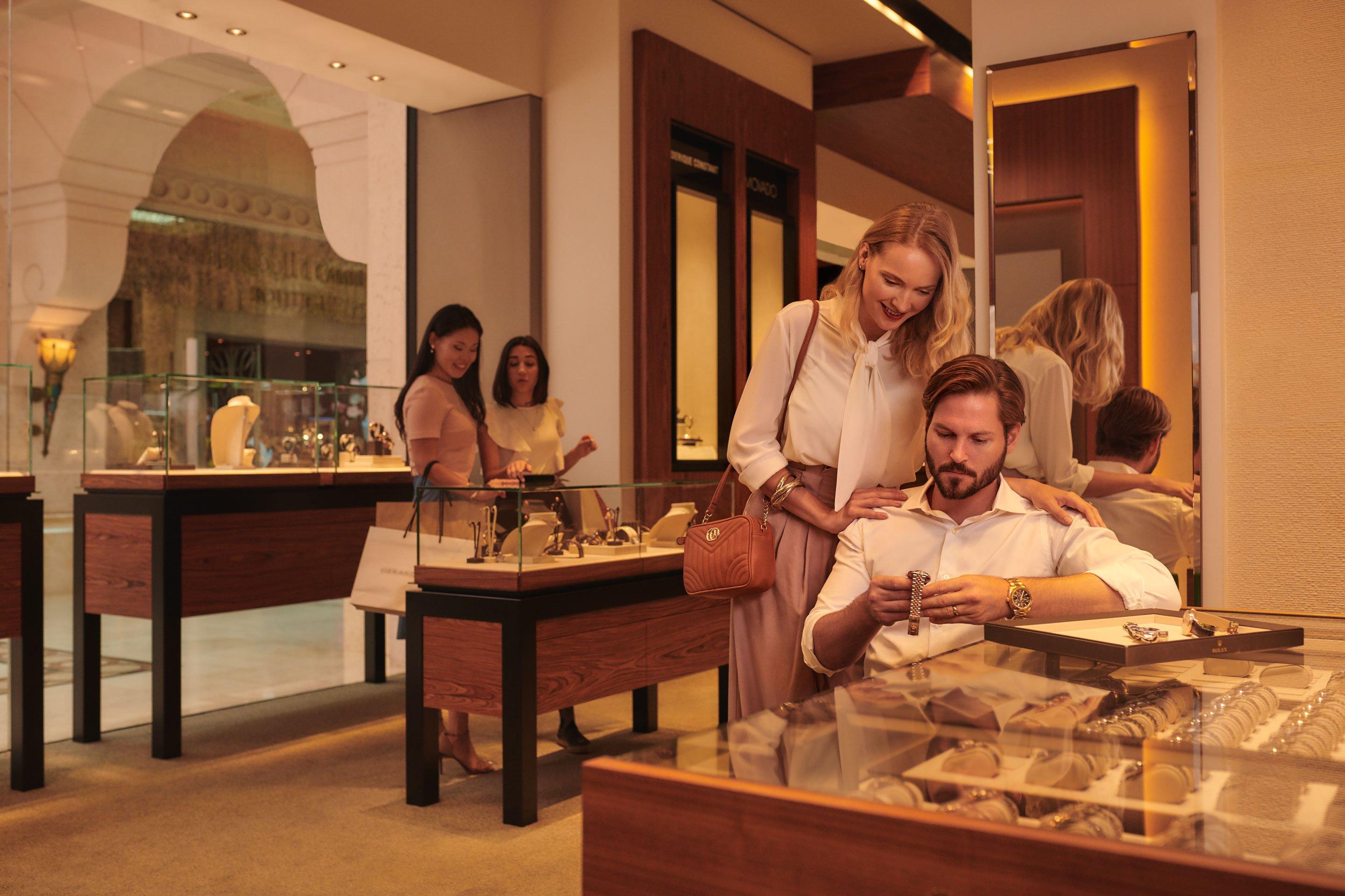 Shopping for Jewellery at Atlantis - Couple