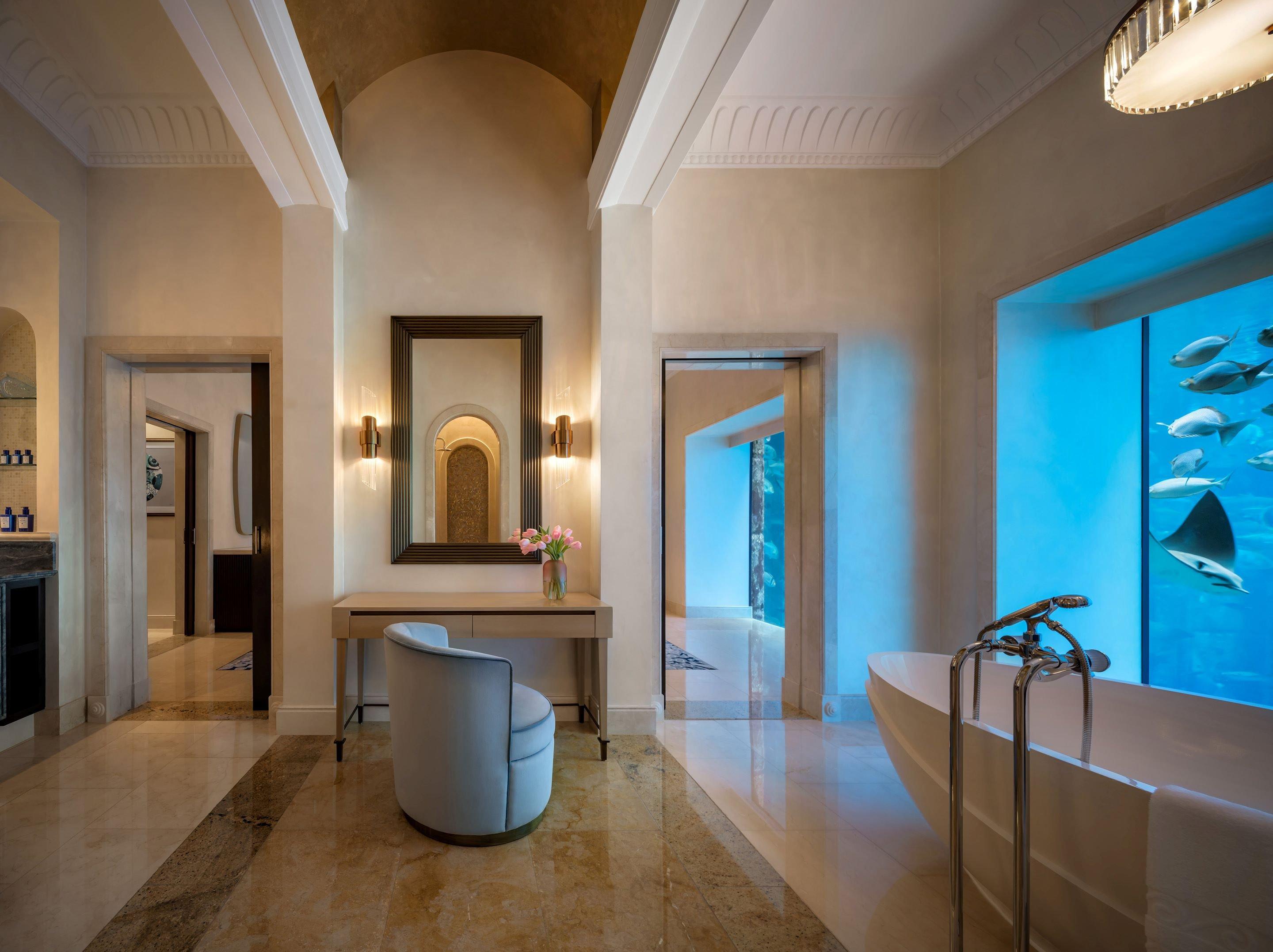 Underwater-Suite-Spacious-Bathroom-Bathtub