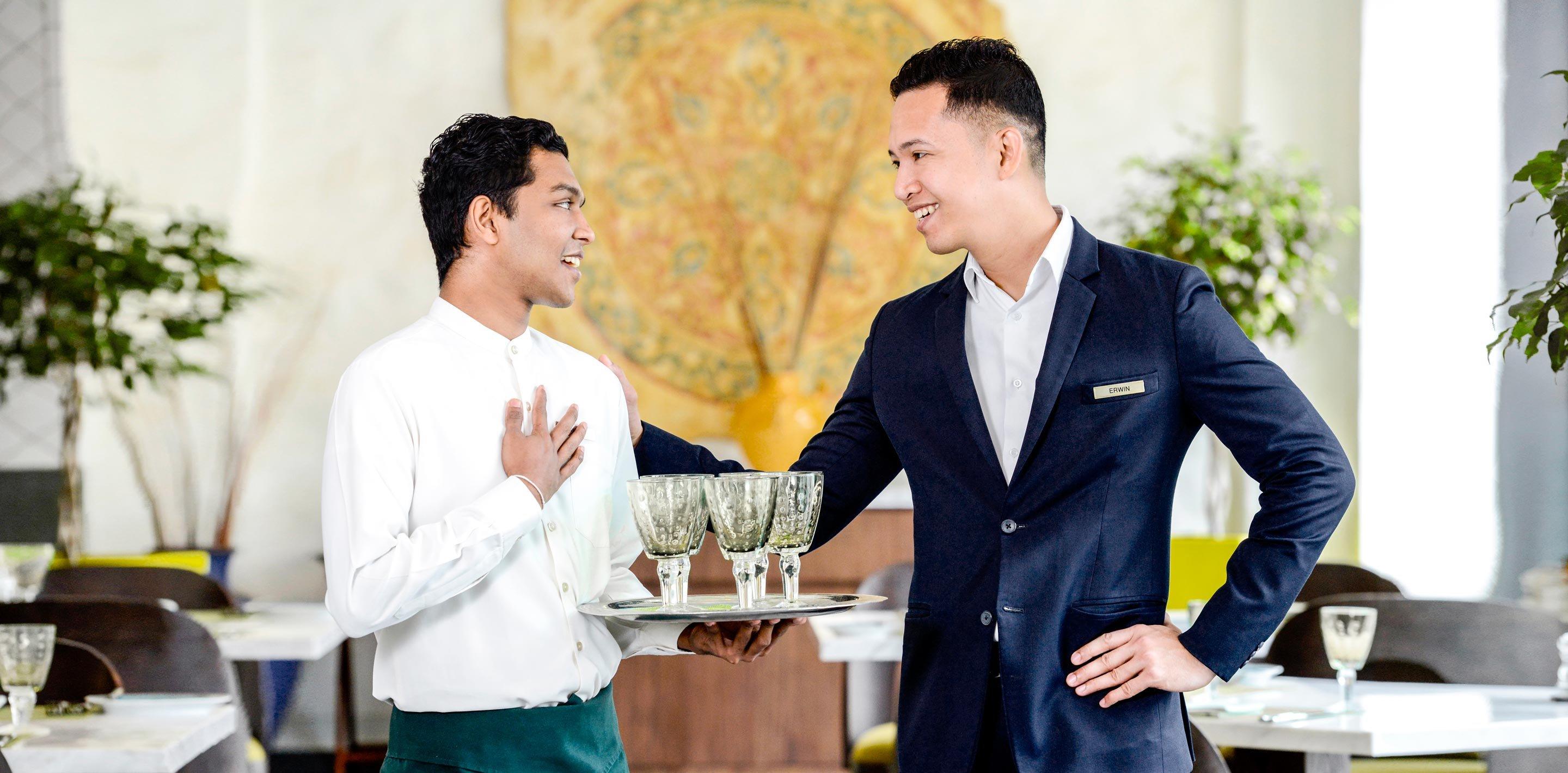 oo-tp-manager-tapping-shoulder-01